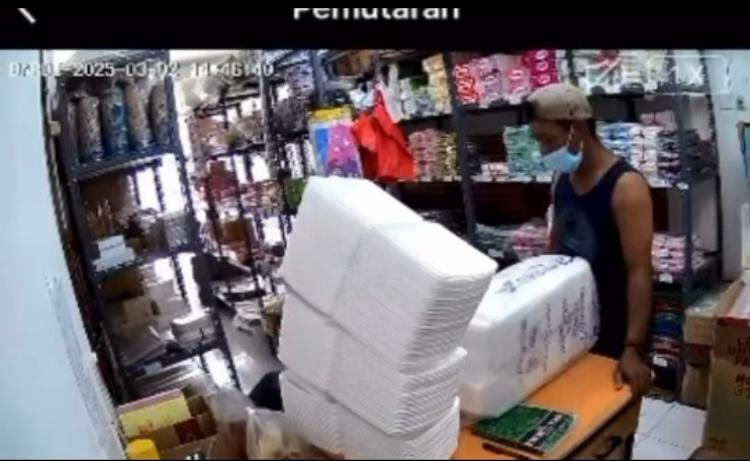 Terekam Jelas di CCTV, Seorang Pria Curi Uang Di Toko Plastik