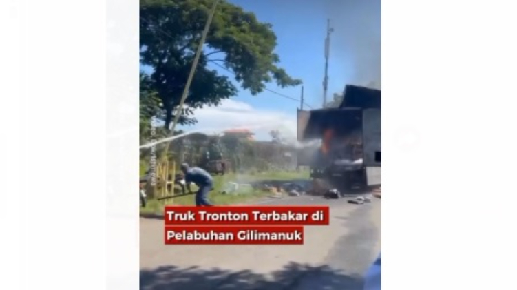 Truk tronton pengangkut paket ekspedisi terbakar