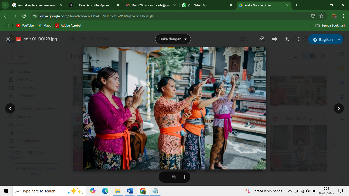 UPACARA : Umat Hindu tengah melaksanakan upacara agama.