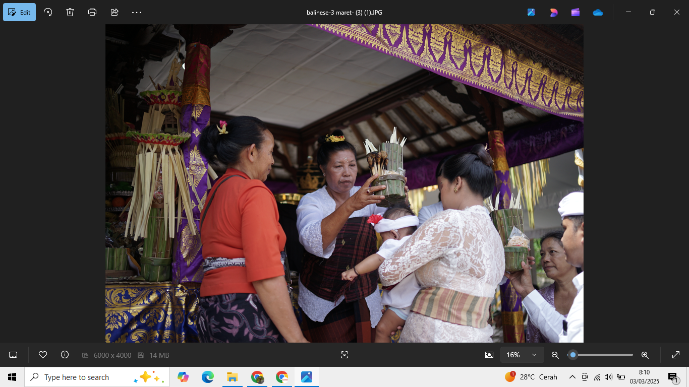 UPACARA : Pelaksanaan upacara tiga bulanan atau tigang sasih oleh umat Hindu.