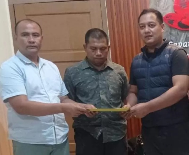 PROSES HUKUM: Personel Korem 082/CPYJ Mojokerto menyerahkan Abdullah Harahap alias Asrul ke kepolisian usai diringkus, Rabu (26/2) malam.