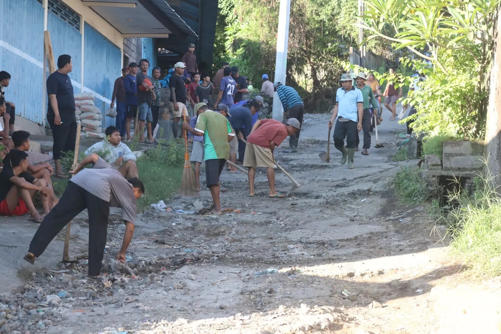 SWADAYA: Warga di Desa Lokapaksa, Kecamatan Seririt, melakukan perbaikan ruas Jalan Raya Kembang Tebel secara swadaya. Jalan sudah puluhan tahun rusak. (Humas DPRD Buleleng)