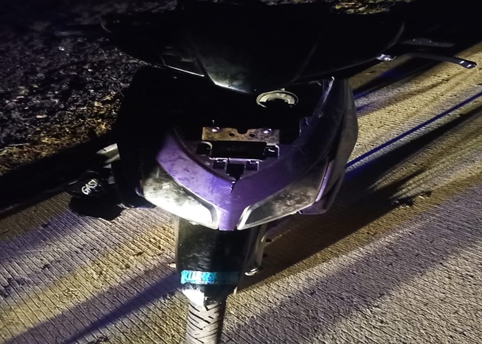NAHAS : Sepeda motor korban usai ditabrak dalam kecelakaan maut di PKB, Klungkung.