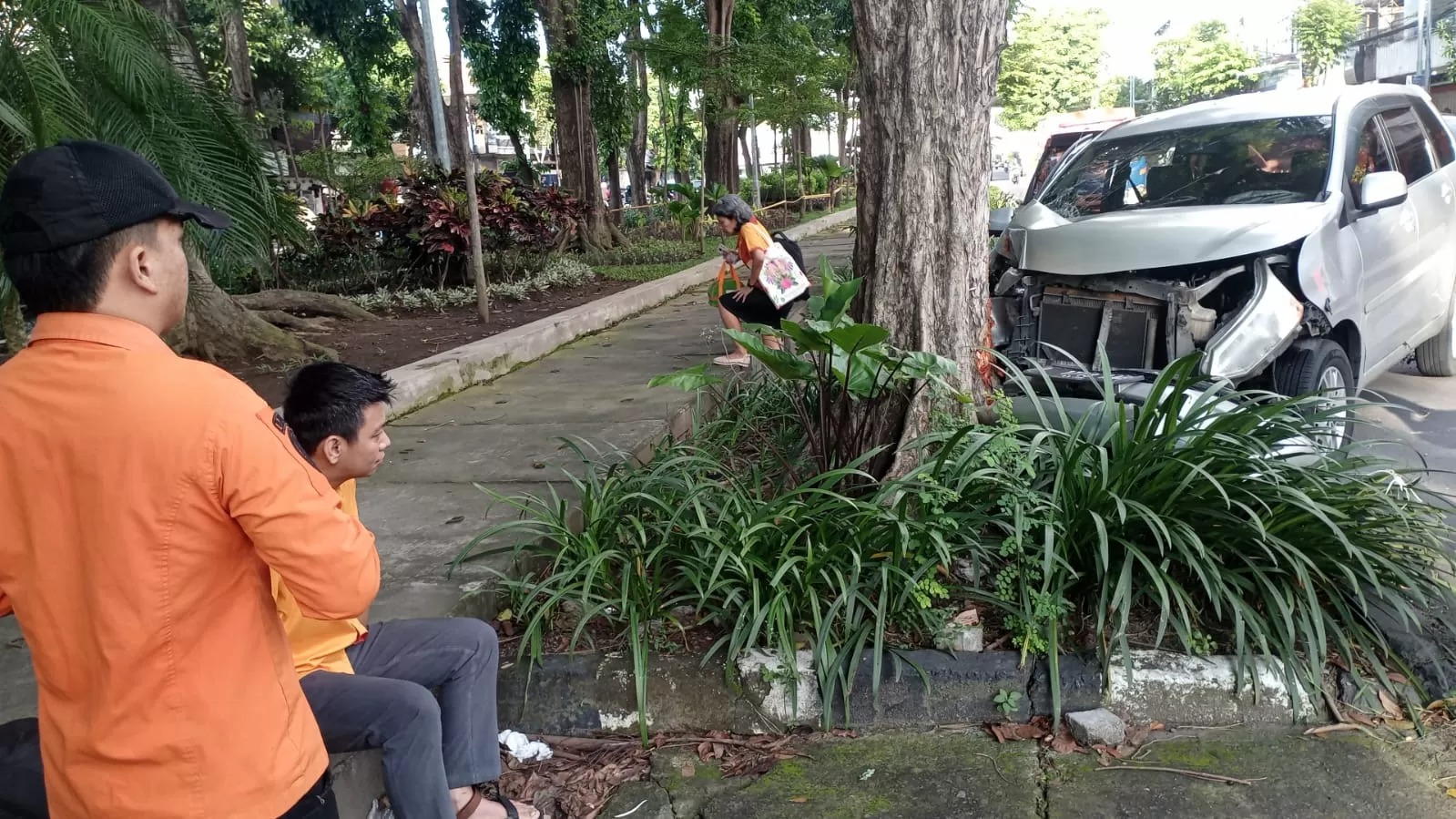 RINGSEK : Kondisi mobil Daihatsu Xenia rusak bagian bumper depan setelah menabrak pohon di Jalan Kertajaya, Surabaya, Senin (3/3).
