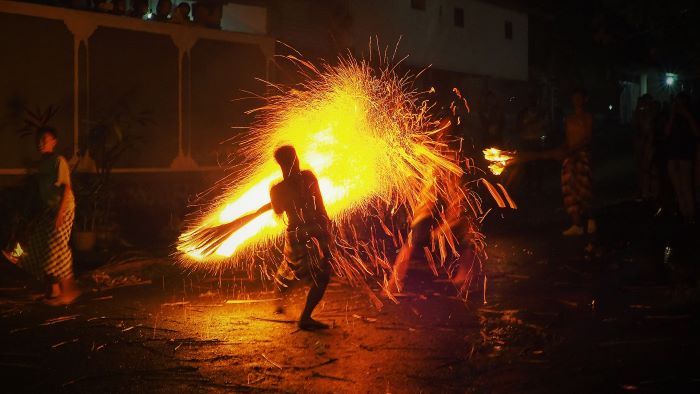 Tradisi Meamuk-amukan atau perang api yang ada di Desa Padangbulia, Buleleng.