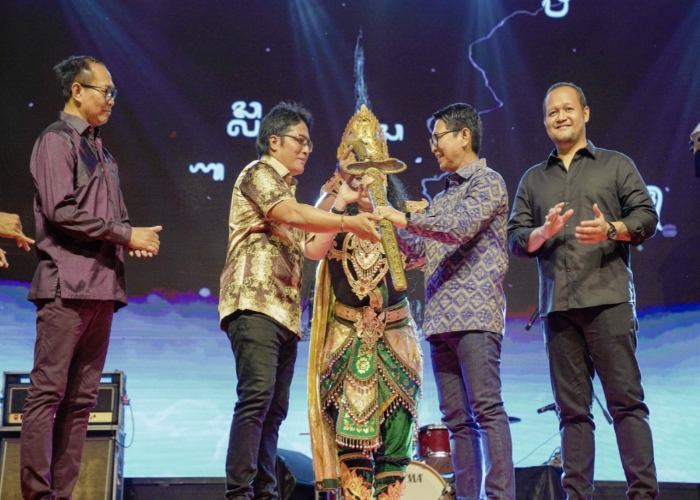 PISAH SAMBUT: Bupati Adi Arnawa dan Wabup Alit Sucipta mengucapkan terima kasih kepada I Nyoman Giri Prasta dan I Ketut Suiasa saat acara pisah sambut Bupati dan Wakil Bupati Badung.