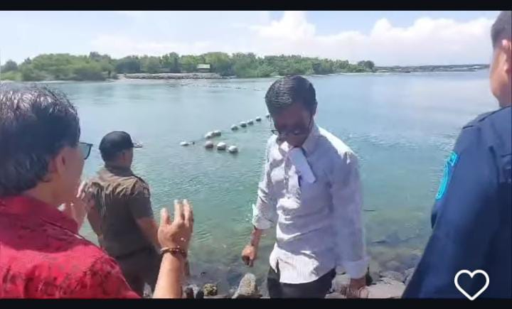 Pembongkaran pagar pelampung di laut Serangan
