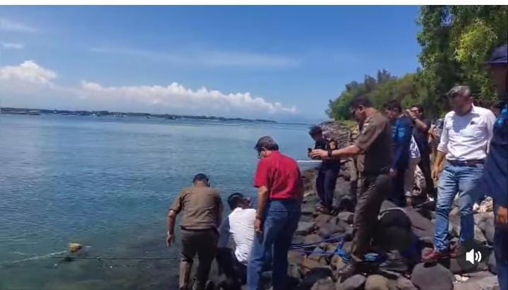 Pembongkaran pagar pelampung di laut Serangan