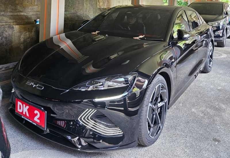 MOBIL LISTRIK : Wagub I Nyoman Giri Prasta pakai mobil dinas baru jenia sedan listrik.