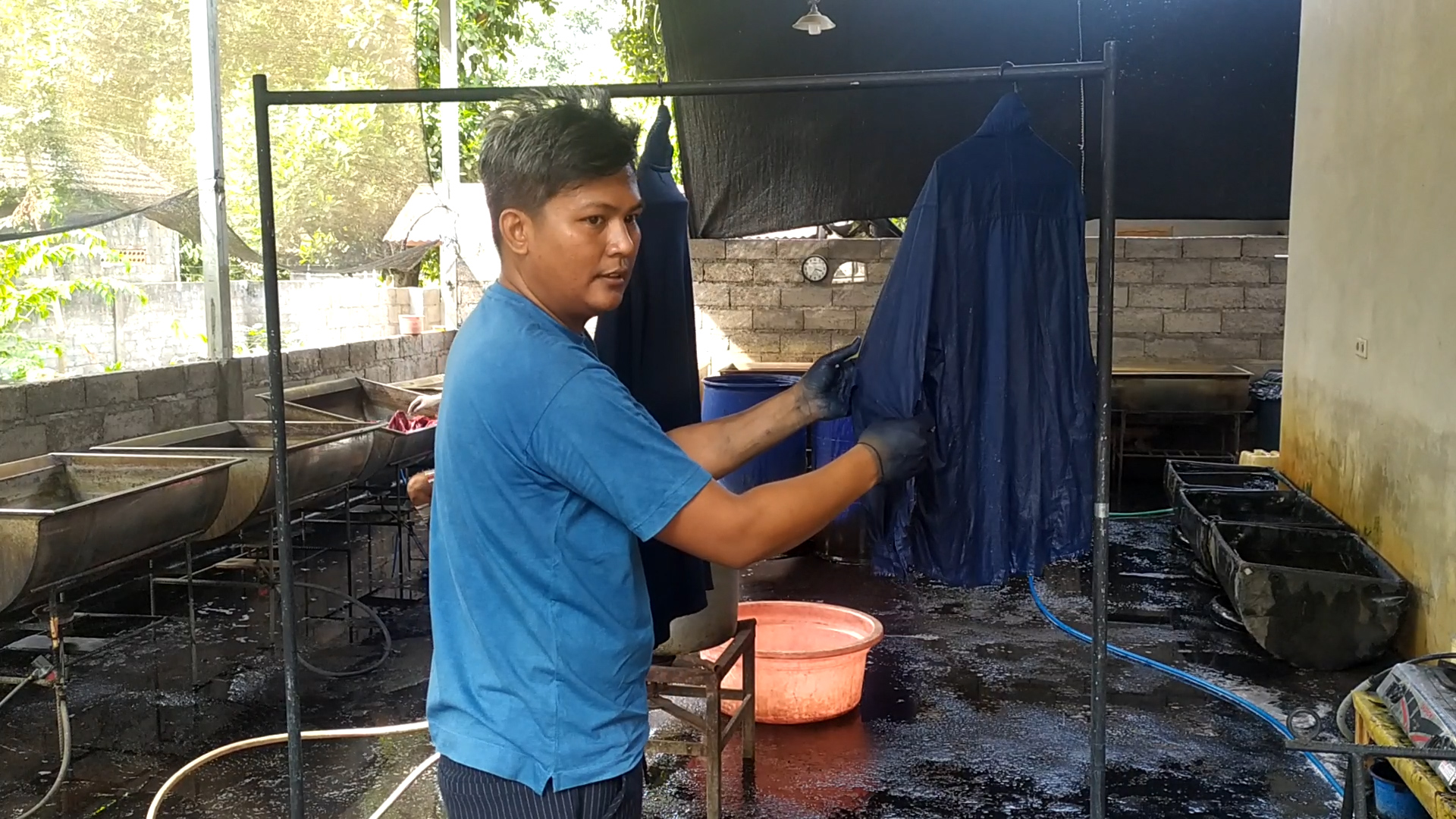 Andika Putra yang memproduksi kain dengan pewarna alami.