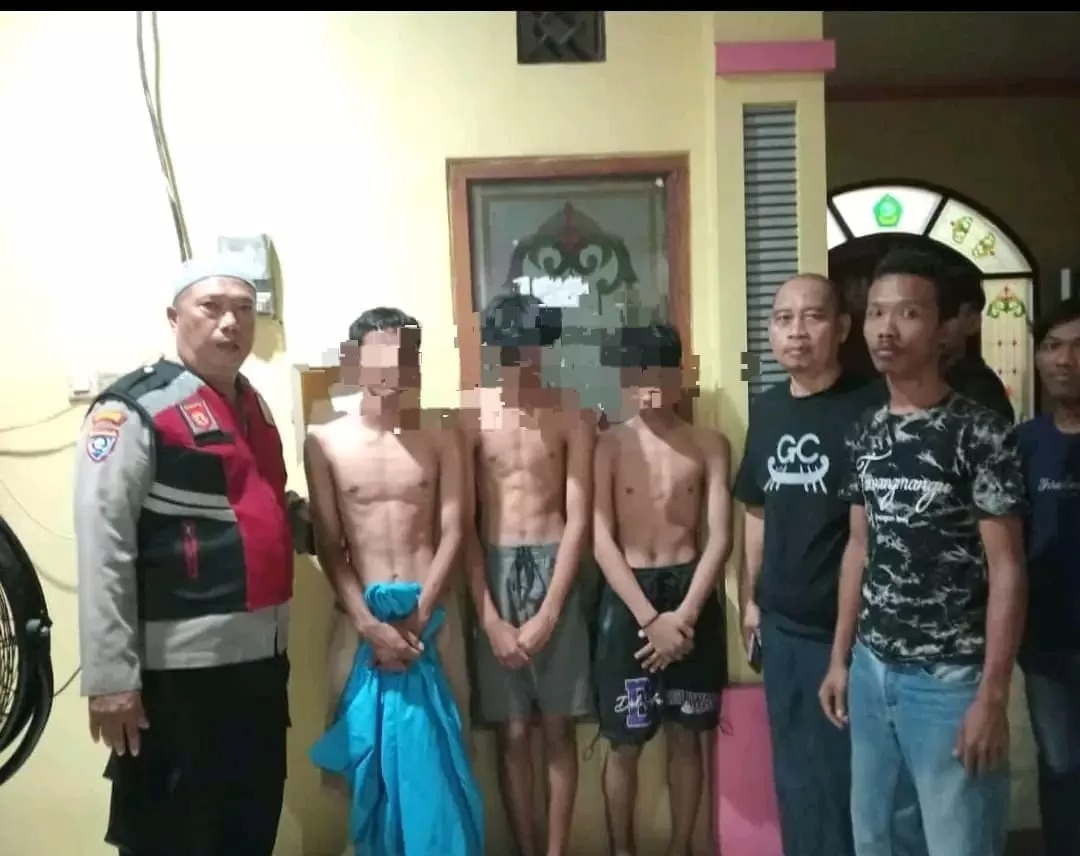 DIAMANKAN : Kelompok remaja diamankan di Polsek Tulangan usai konvoi dan meresahkan warga sekitar.
