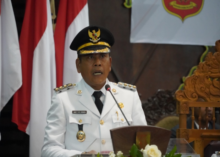 PIDATO: Bupati Karangasem I Gusti Putu Parwata saat pidato pertama di Gedung DPRD Karangasem, Rabu (5/3).