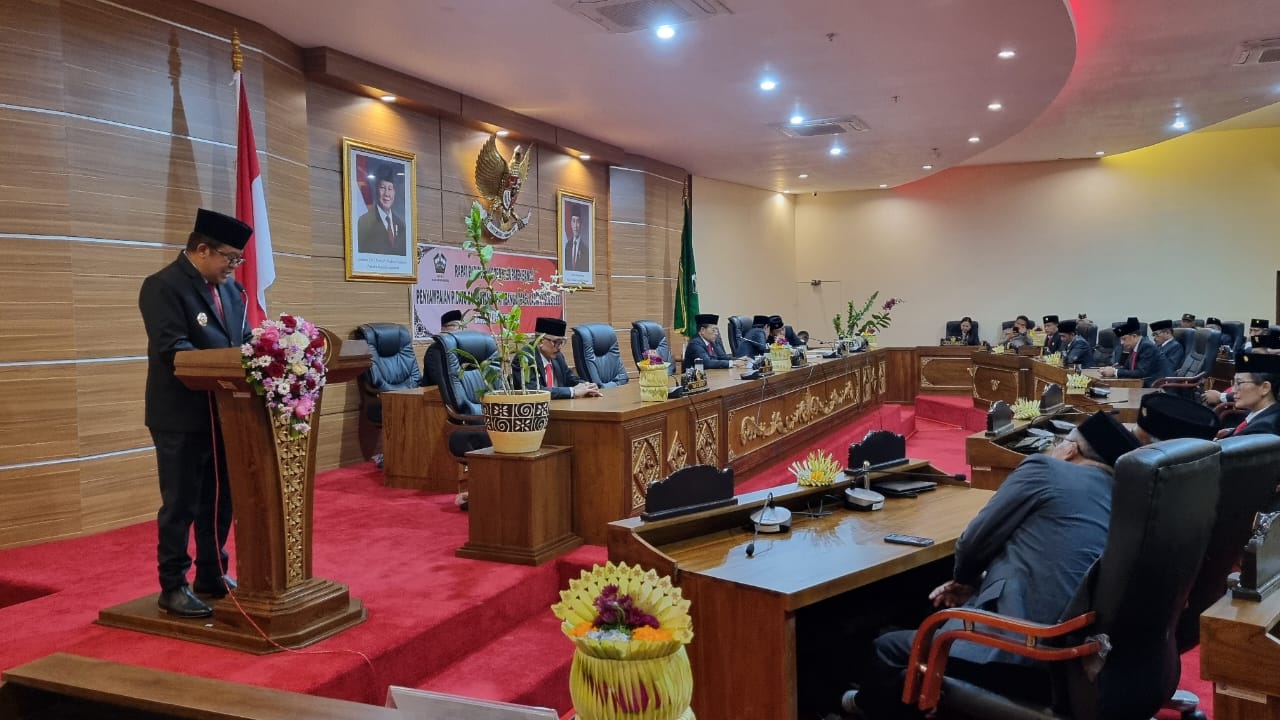 Bupati Bangli&nbsp;Sang Nyoman Sedana Arta (kiri) pidato perdana sebagai Bupati Bangli periode 2025-2030 dalam rapat paripurna DPRD Bangli, Selasa (4/3/2025).