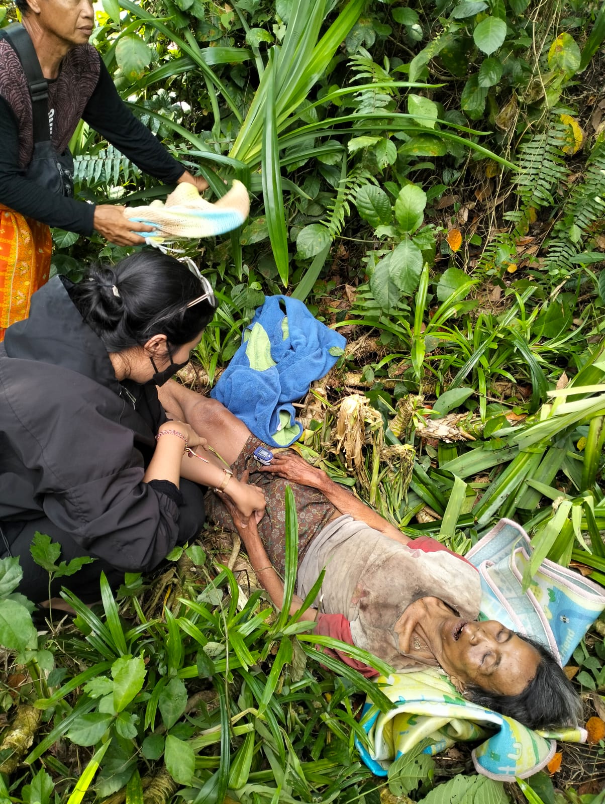 DADONG: Dadong Jembor saat ditemukan di kebun pandan setelah dinyatakan hilang semalam 10 hari.