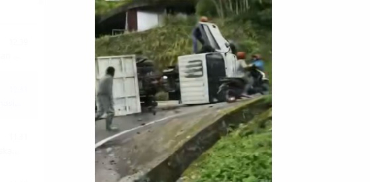 Polisi melakukan evakuasi terhadap truk terguling di Kintamani