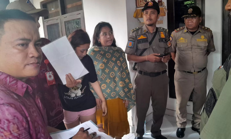 PENDUDUK PENDATANG: Polisi Pamong Praja Buleleng saat melakukan sidak penduduk pendatang di Kelurahan Penarukan.