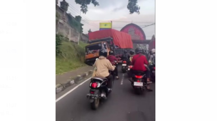 Sebuah kecelakaan melibat truk menyebabkan kemacetan parah