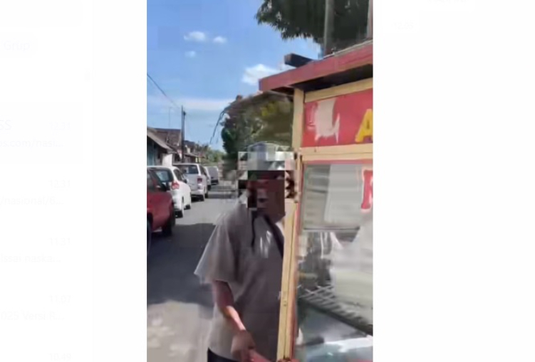Rombong Dagang Halangi Badan Jalan, Pengendara Mobil Dan Pedagang Senggol Saling Adu Mulut