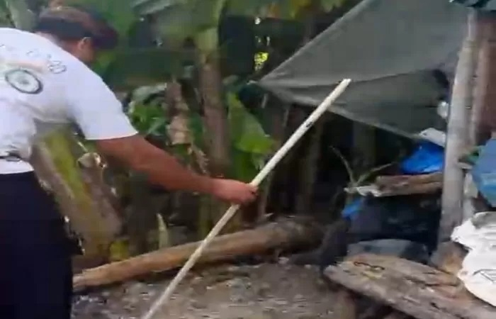 Tiga Kepala Keluarga (KK) di Desa Ped, Kecamatan Nusa Penida mengalami kesulitan air bersih setelah kena sanksi adat kanorayang.