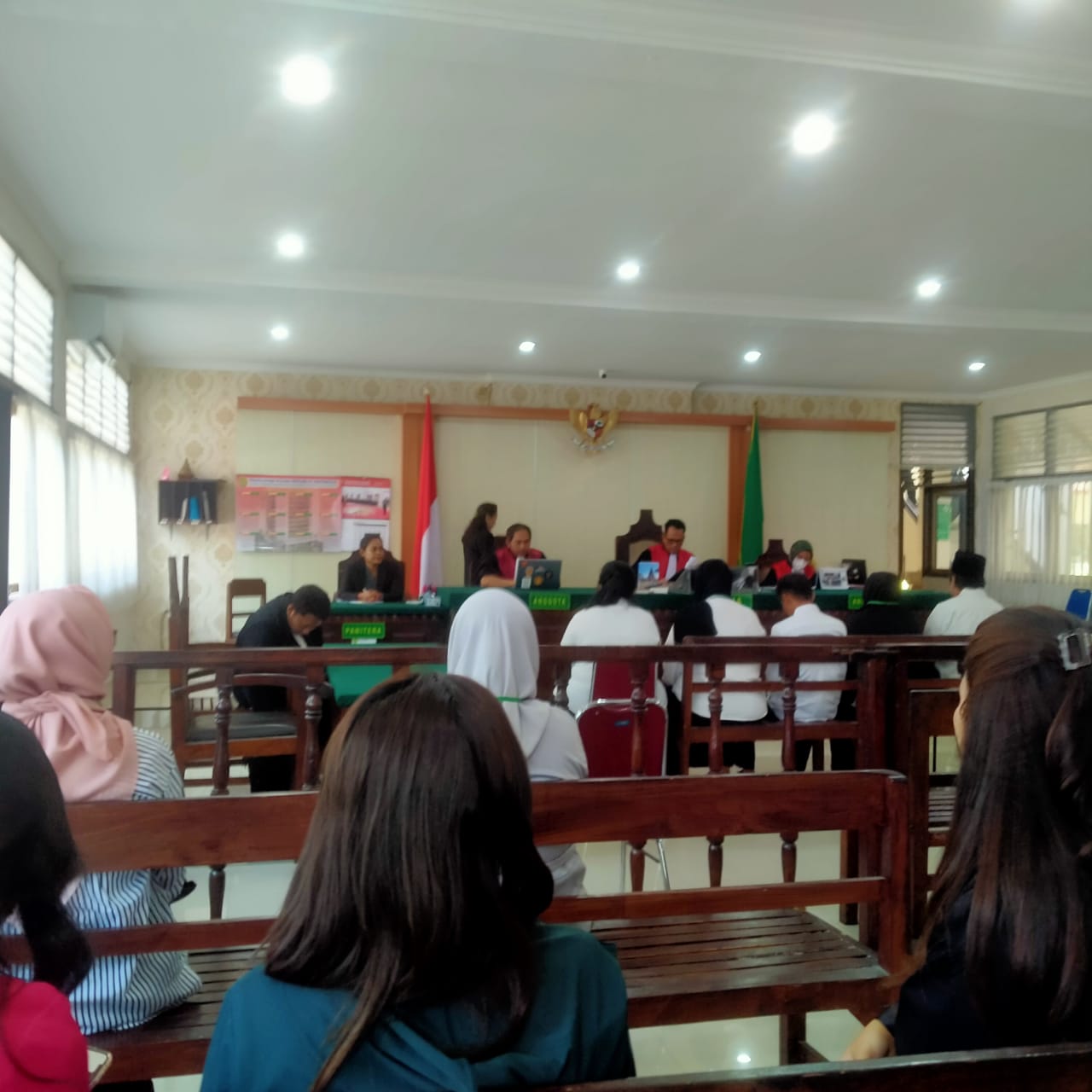Proses persidangan kasus penganiayaan dengan terdakwa satu keluarga di PN Denpasar. (Bali Express/Istimewa)