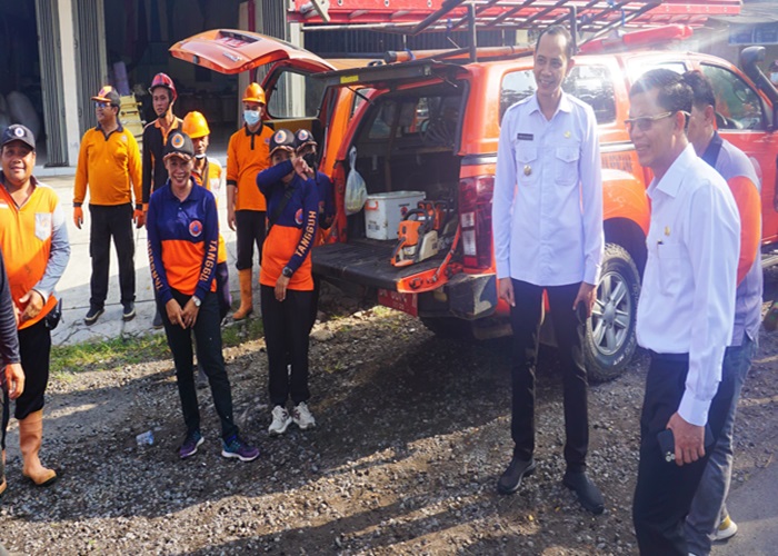 BPBD melakukan pemotongan ranting pohon yang mengganggu arus lalu lintas di Jalan Bypass Ida Bagus Mantra, Desa Lepang, Kecamatan Banjarangkan, Klungkung.
