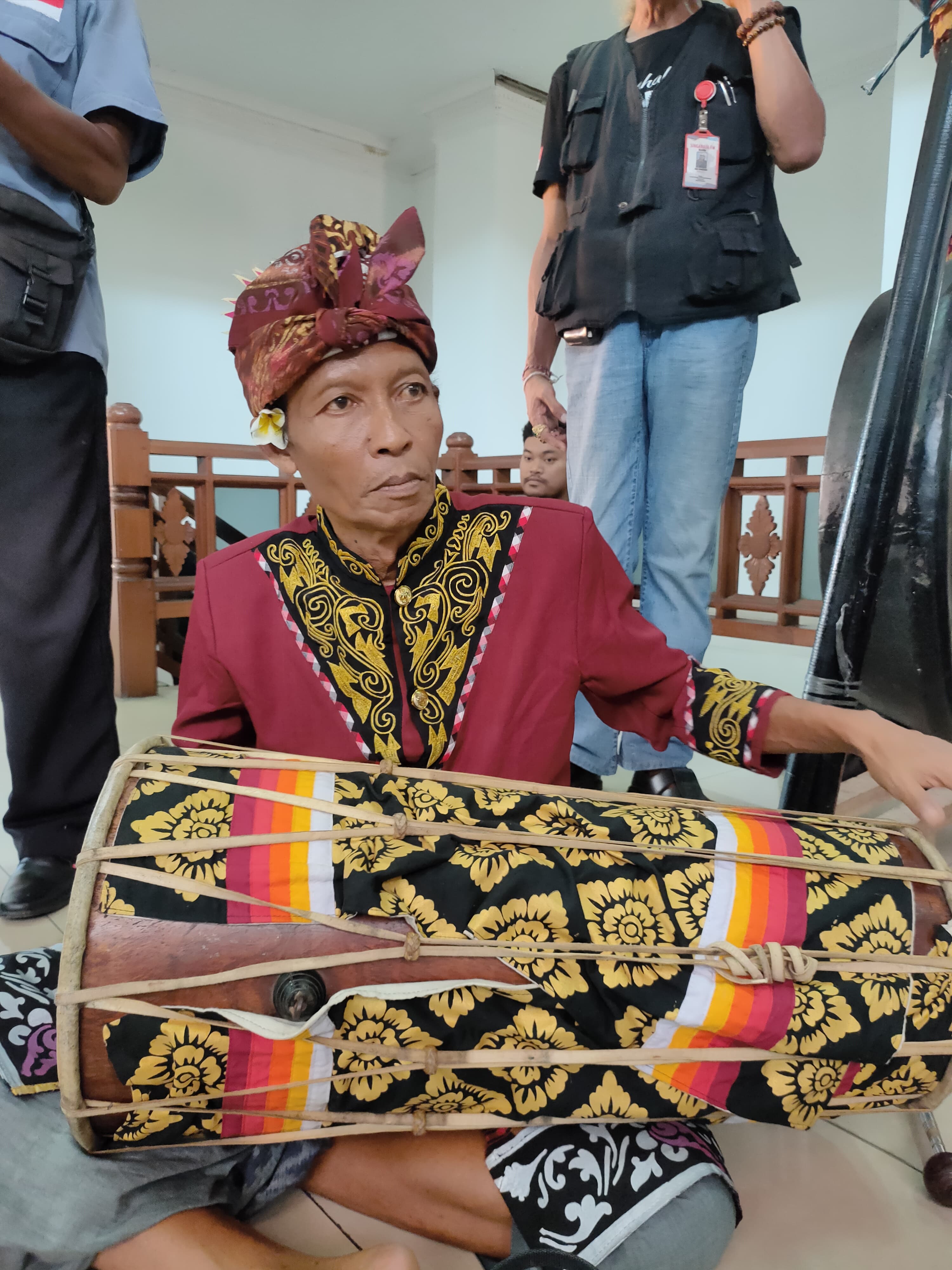 Gede Utama, penabuh kendang dari Desa Sari Mekar, Buleleng saat sedang bermain bersama sebuah komunitas seni.