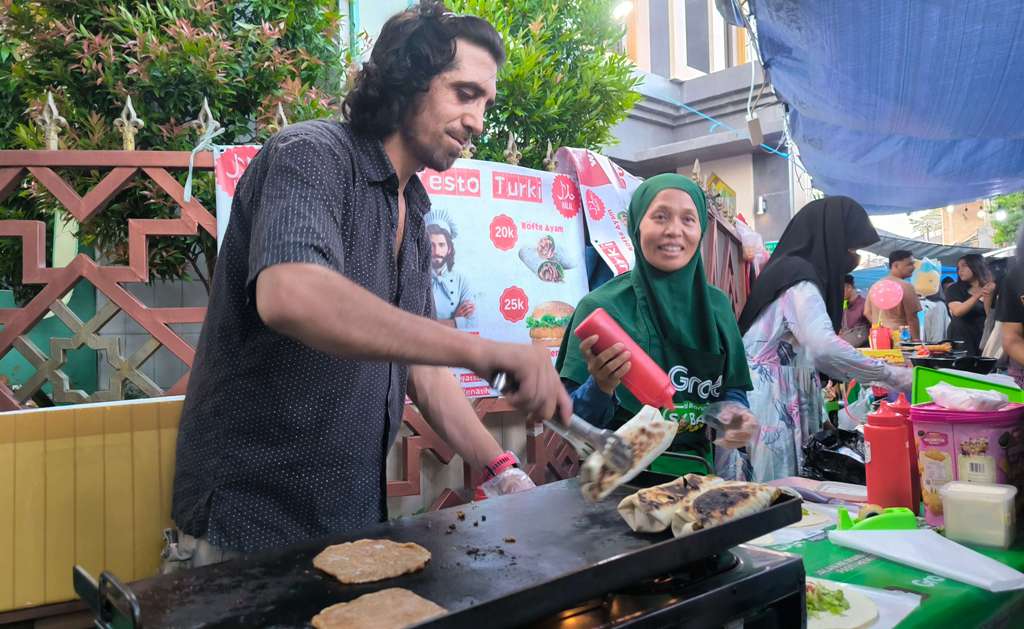 Kebab Testo Turki milik Mehmet Ugur Duyu, warga asli Turki yang berjualan bersama istrinya, Sri Kestari Hilda di Denpasar.