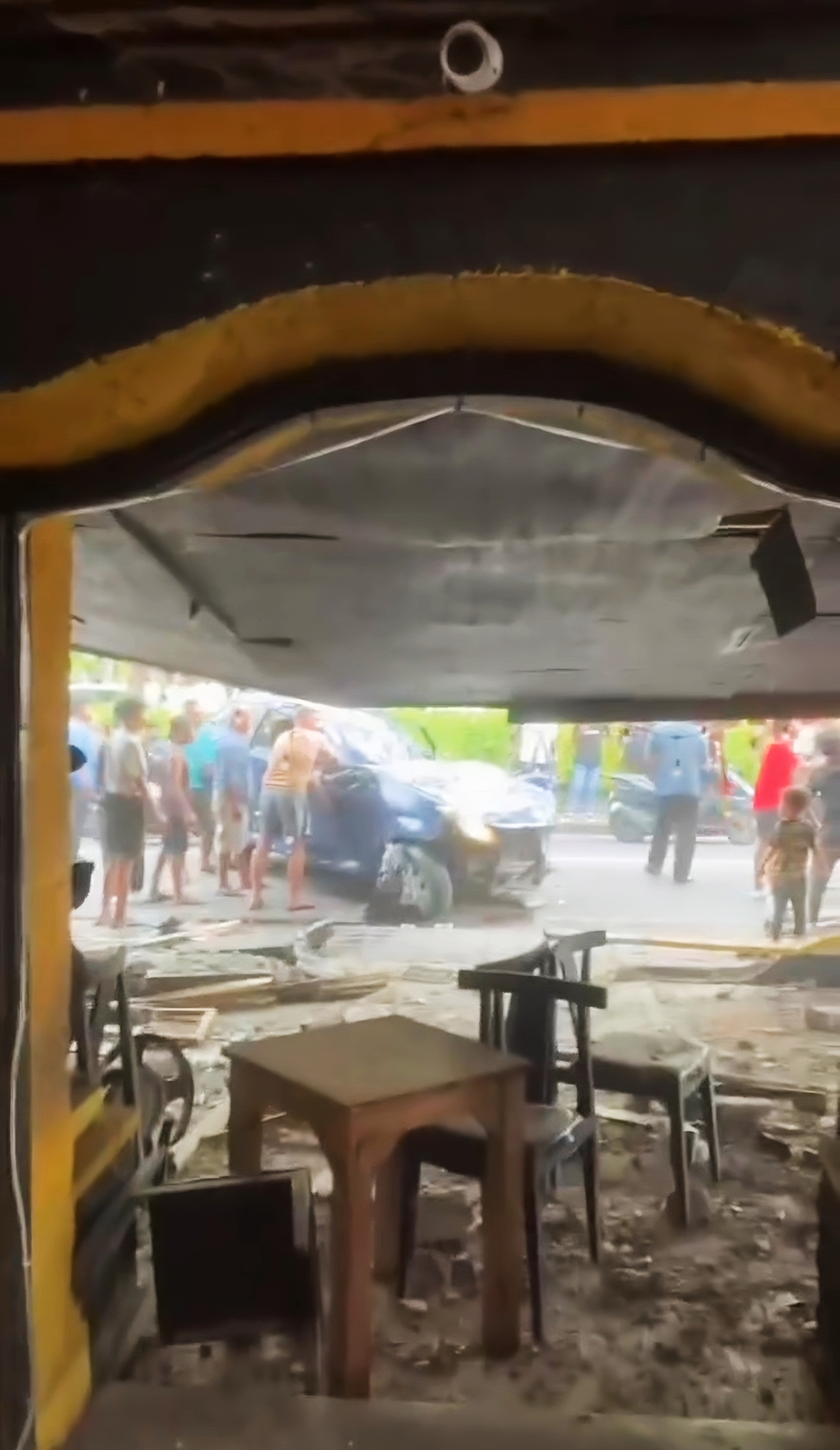 Tangkapan layar mobil Avanza ringsek usai menabrak warung dan motor parkir. (Bali Express/Istimewa)