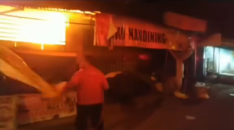 Petugas berjibaku memadamkan api di Pasar Subagan, Karangasem