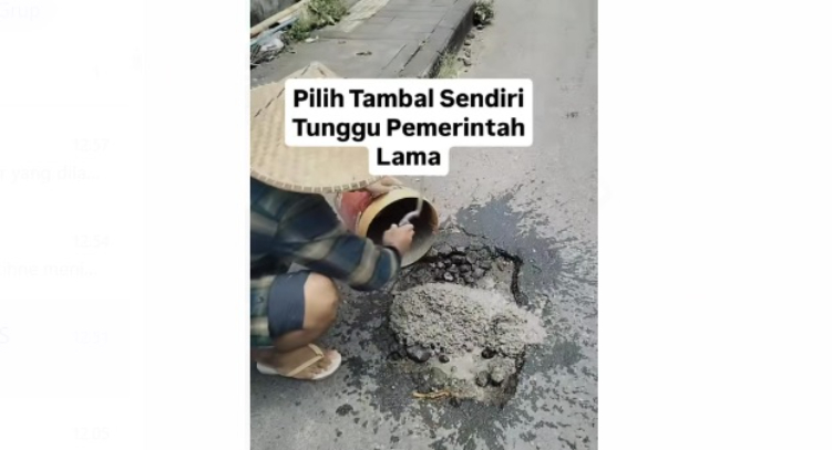 Viral seorang warga di Bali menambal jalan rusak sendiri