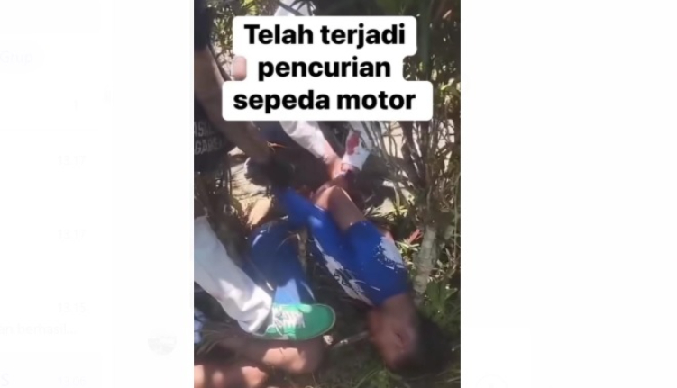 Seorang pria diamuk massa usai kepergok curi motor