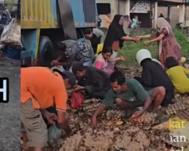 Sejumlah warga mengambil telur tercecer di jalan akibat kecelakaan