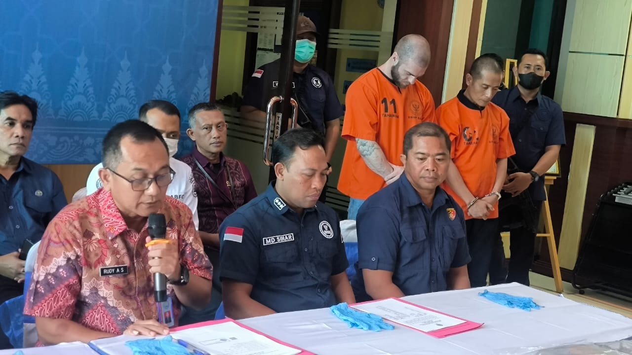 Kepala BNNP Bali Brigjenpol Rudy Ahmad Sudrajat (kemeja batik) saat menjelaskan kasus narkoba dengan menghadirkan TP (Tersangka Nomor 11). (Bali Express/Agung Bayu)