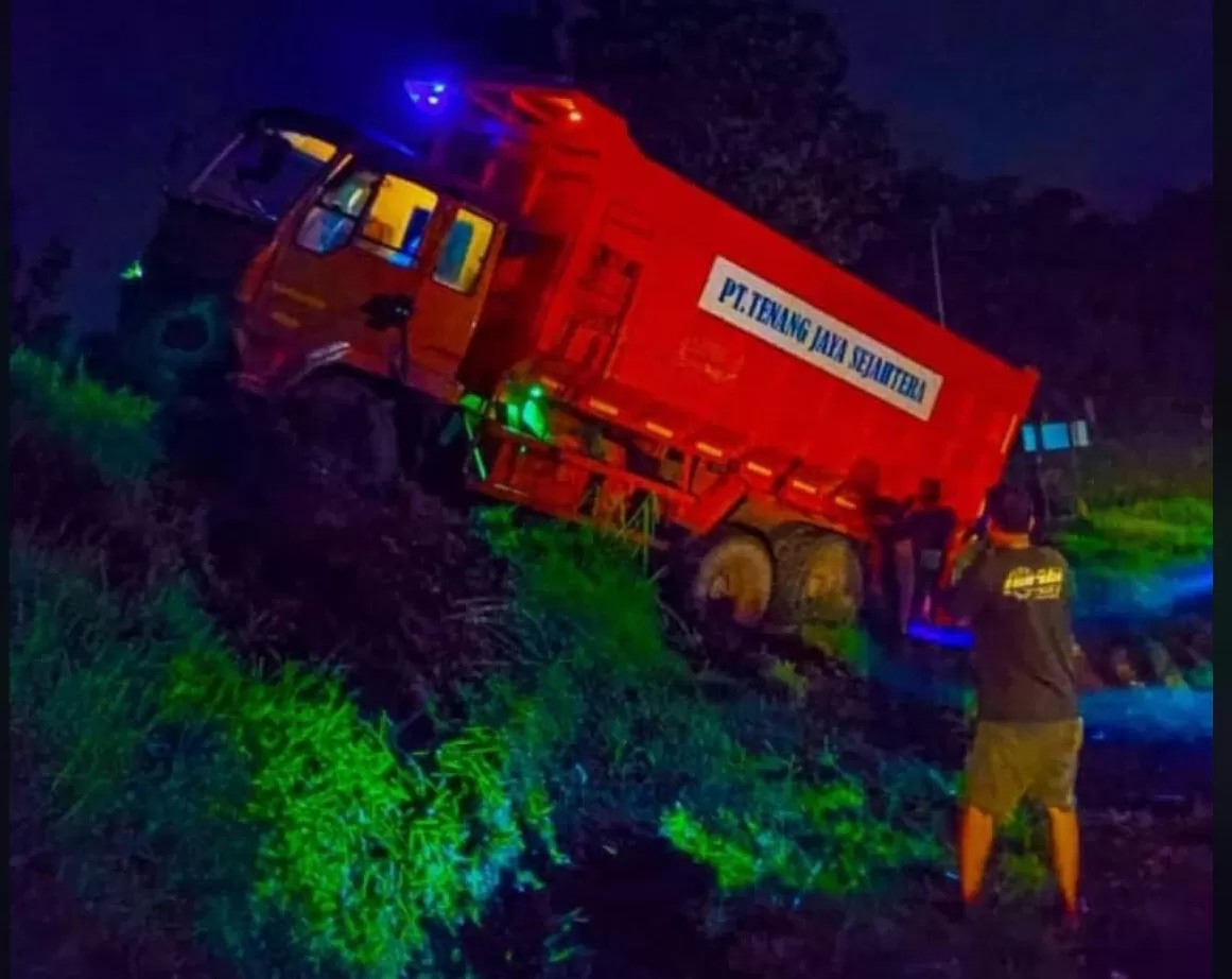 Kondisi truk milik korban yang jadi korban lempar batu di Jalur Provinsi Ploso-Gedek, Desa Daditunggal, Ploso, Jombang.