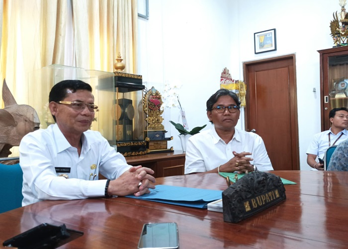 Bupati Klungkung I Made Satria didampingi Kabag Humas dan Protokol Setda Klungkung.
