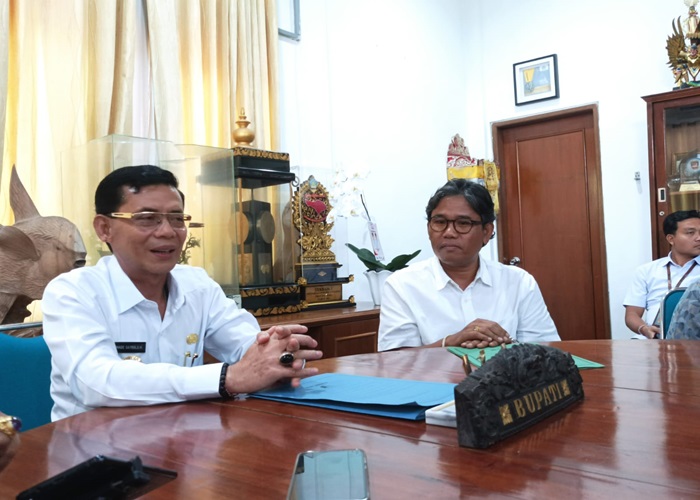 Bupati Klungkung I Made Satria didampingi Kabag Humas dan Protokol Setda Klungkung.