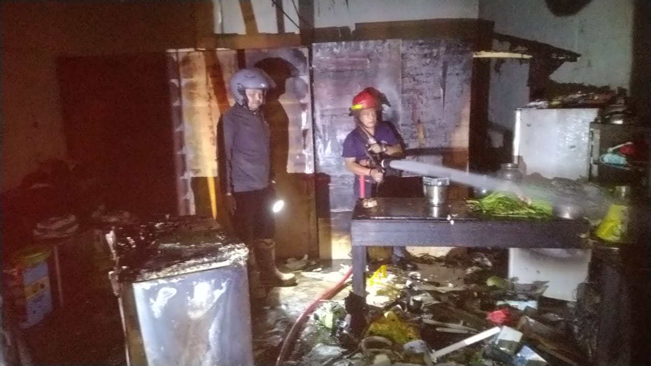 TERBAKAR: Dua unit ruko di Pasar Karangasokong, Kelurahan Subagan mengalami peristiwa kebakaran, pada Rabu (5/3) malam.