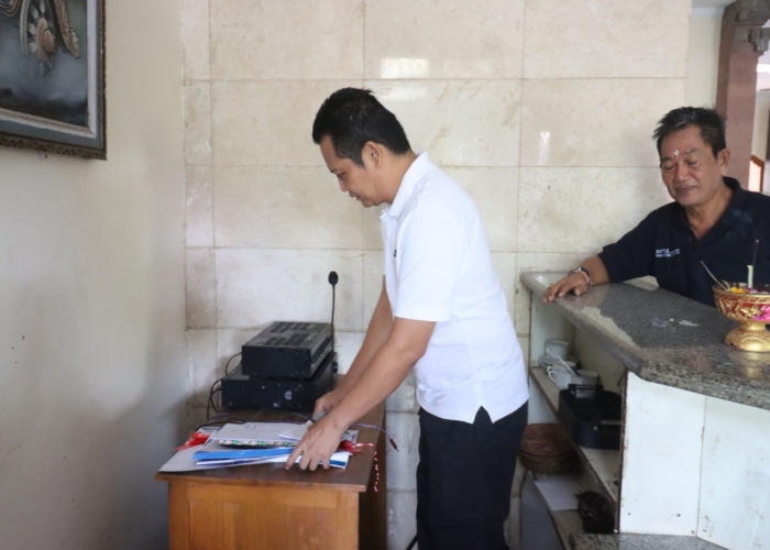 KEBERSIHAN : Kegiatan jumat bersih yang diikuti langsung Bupati Jembrana I Made Kembang Hartawan.