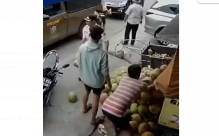 Terekam kamera CCTV petugas Satpol PP ambil kelapa muda milik pedagang