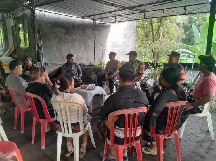 Orang tua mantan pacar datang ke rumah duka Ketut Rian Panduwinata