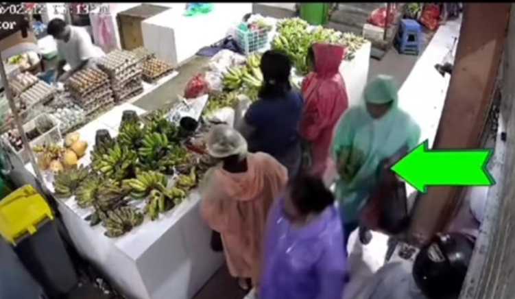 Viral Vidio CCTV Yang Merekam Aksi Dua Ibu-Ibu Mencuri Pisang di Pasar Tapian Denpasar