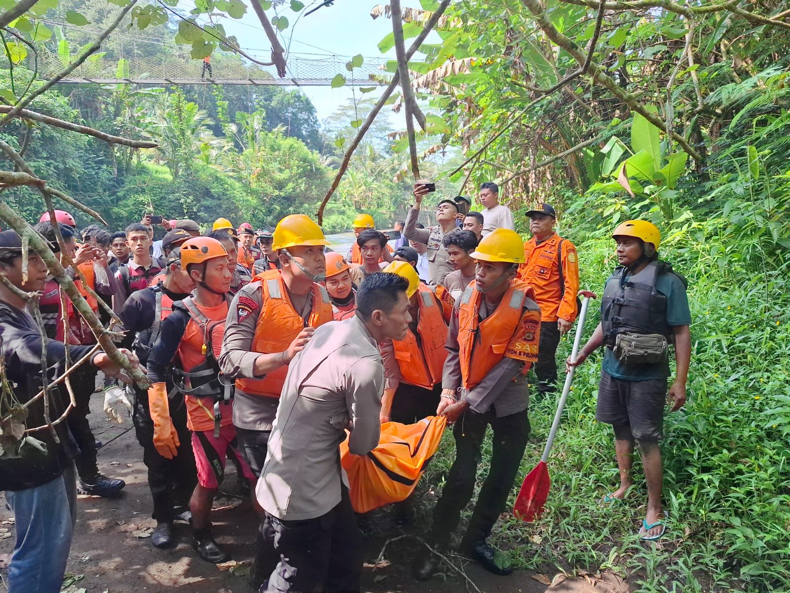 EVAKUASI: Petugas mengevakuasi jenazah Joko. (Bali Express/Istimewa)