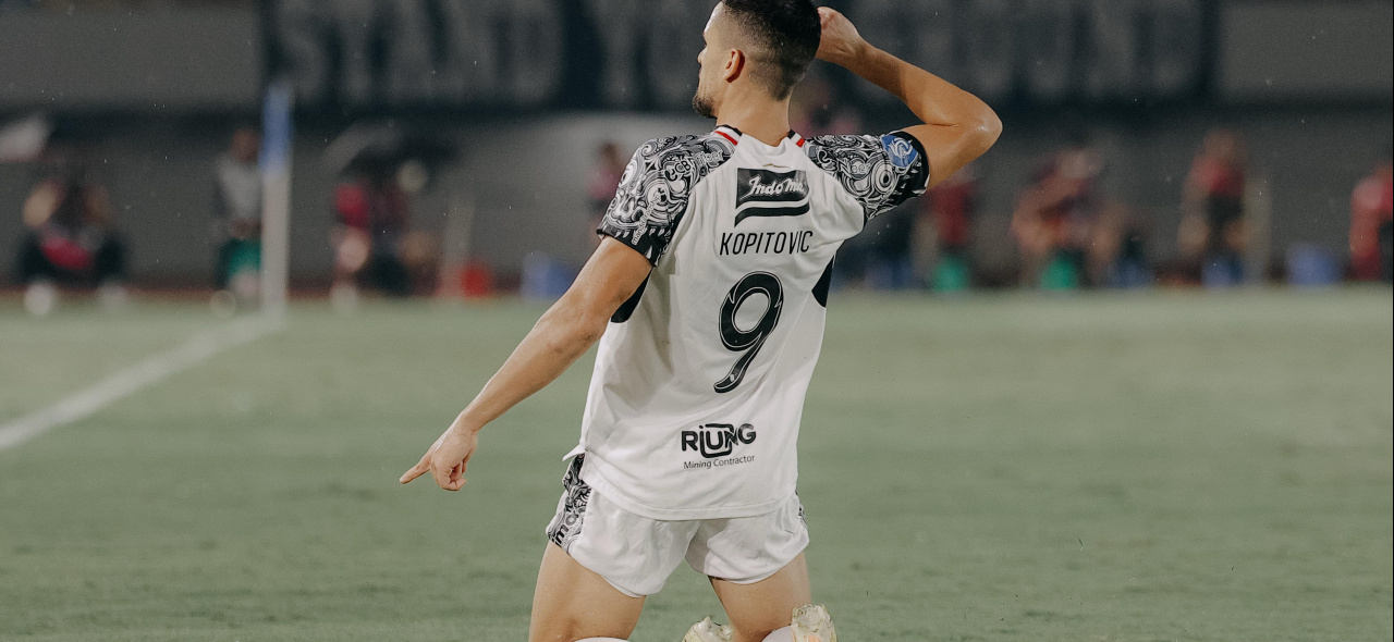 Pemain Bali United Boris Kopitovic usai cetak gol di Solo