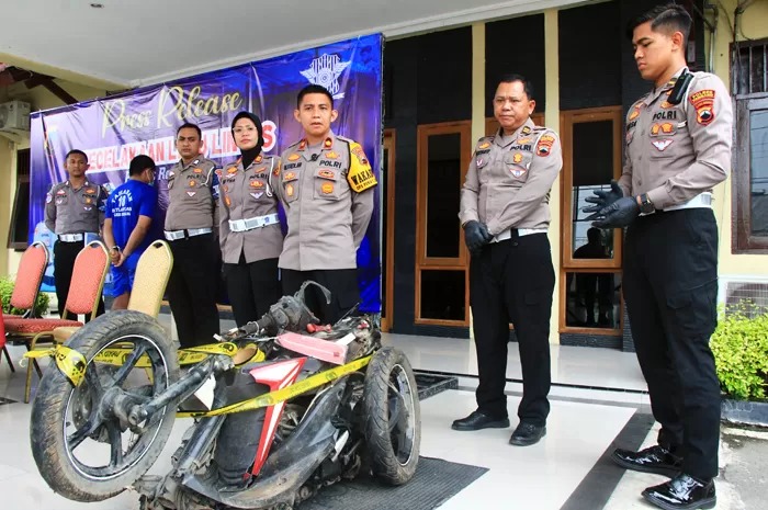 REMUK: Wakapolres bersama Kasatlantas menunjukkan kondisi kendaraan Yamaha Mio yang digunakan korban pasutri hingga meninggal.