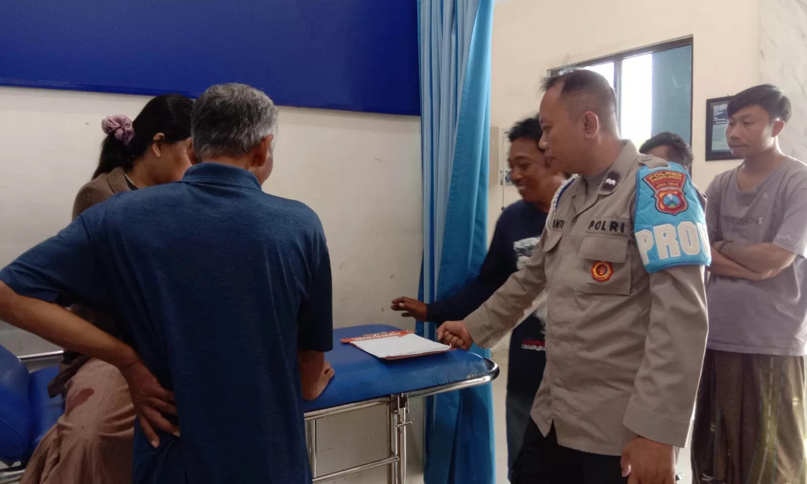 Hapsari Faindarti, korban pembegalan mendapat perawatan di ruang IGD RS Wonolangan Dringu Jumat (7/3/2025).