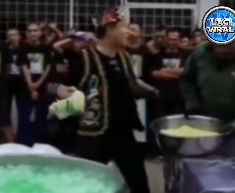 Momen saat Bobon Santoso berbagi takjil di Yayasan ODGJ