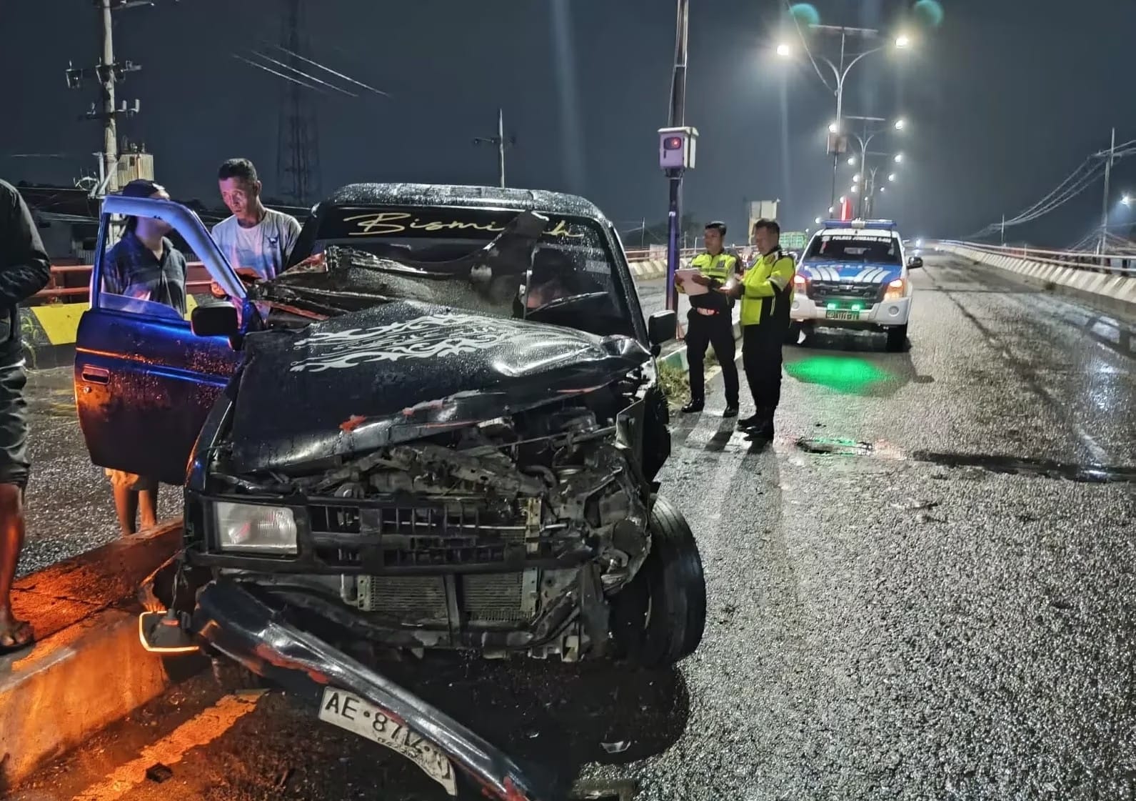 Kondisi pikap yang ringsek usai terlibat kecelakaan di atas Flyover Peterongan Jombang.