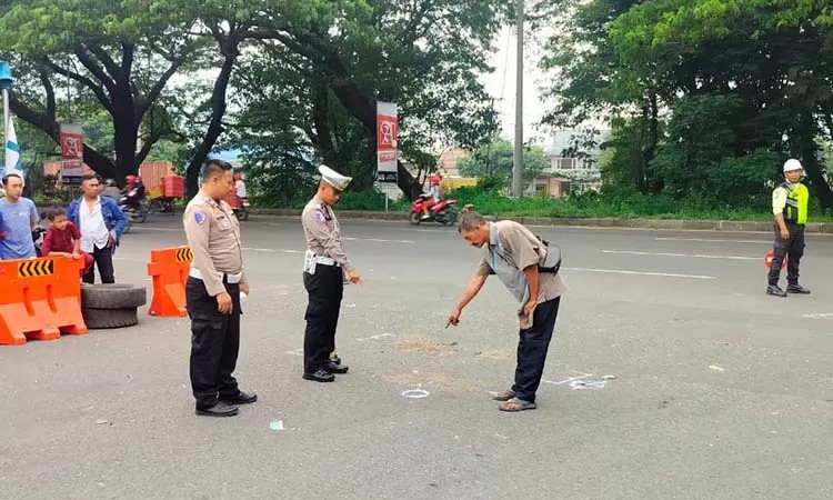 Petugas unit lantas Polsek Gempol saat melakukan olah TKP kecelakaan maut yang merenggut bocah TK di Gempol, Pasuruan.