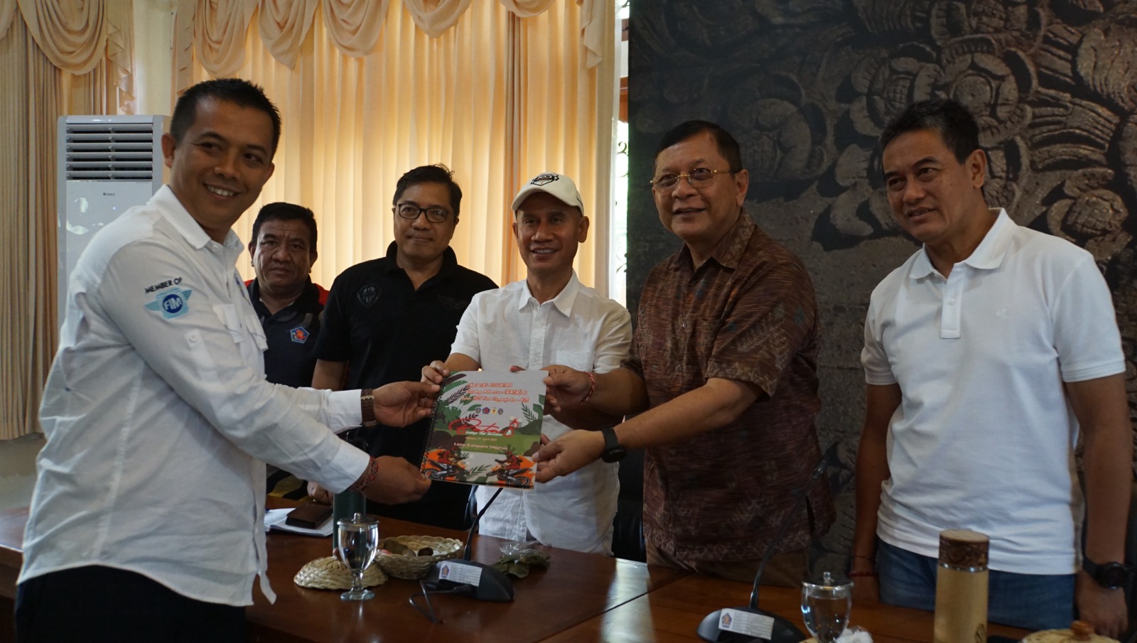 Bupati Buleleng dr. Nyoman Sutjidra didampingi Wakil Bupati Gede Supriatna saat menerima Ketua Pengprov IMI Bali, I Gusti Ngurah Anom atau Ajik Krisna saat membahas pembangunan Sirkuit di Buleleng