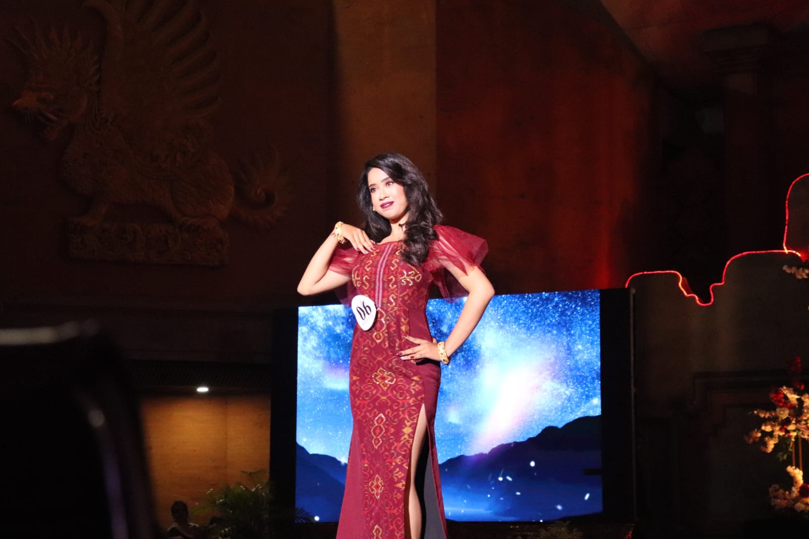 Seorang model sedang tampil di ajang Preliminary Show Jegeg Bagus Buleleng 2025 yang digelar di Gedung Kesenian Gde Manik Singaraja pada Sabtu (8/3)